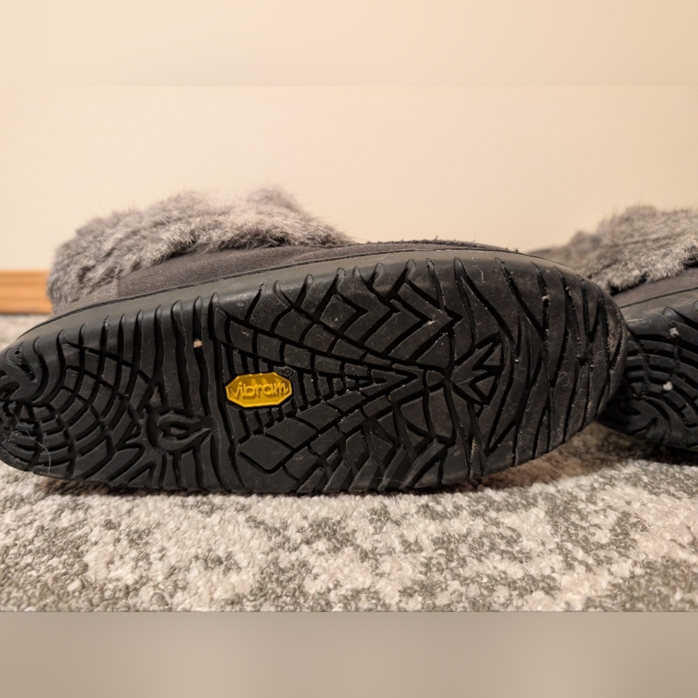 Cozy Gray Fur And Leather Winter Boots - Picture 10 of 10
